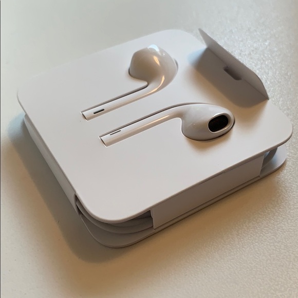 Apple headphones WITH WIRES NOT AIRPODS - Picture 2 of 6